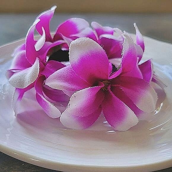 Vtg hibiscus synthetic flower hair tie - Picture 4 of 5